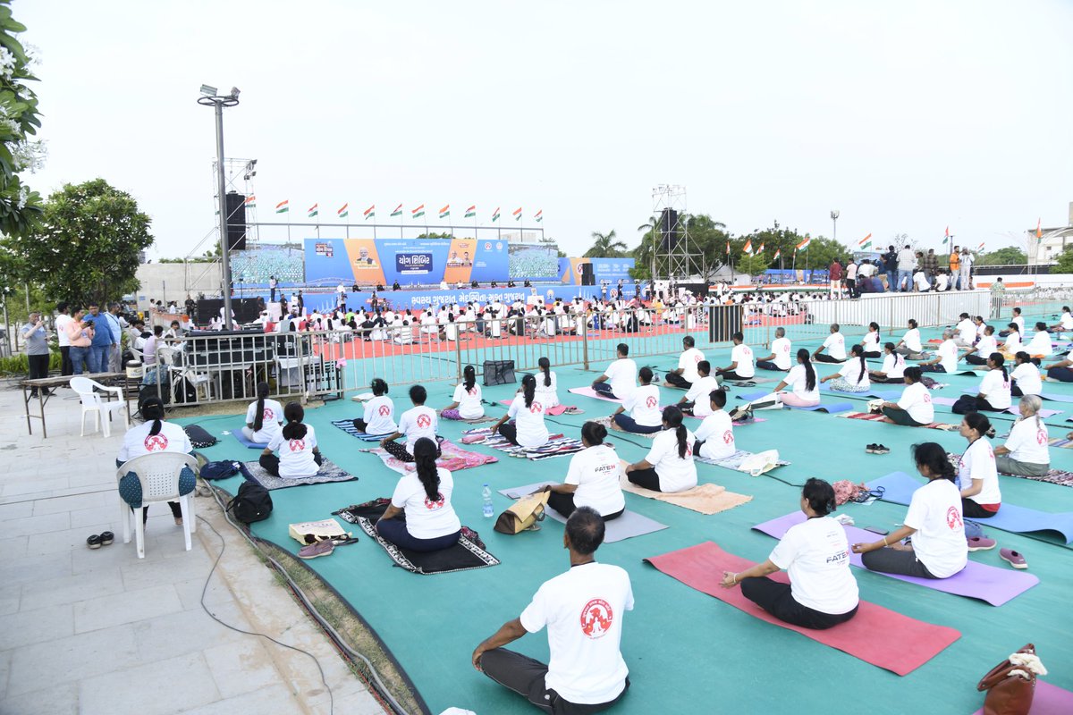 અમદાવાદમાં સાબરમતી રિવરફ્રન્ટ ખાતે 'સ્વસ્થ ગુજરાત, મેદસ્વિતામુક્ત ગુજરાત' અભિયાન તેમજ આંતરરાષ્ટ્રીય યોગ દિવસ-2025ના ઉપલક્ષમાં આયોજિત યોગ શિબિરમાં સહભાગી થવાનો અવસર ખૂબ ઊર્જાપૂર્ણ બની રહ્યો. 

વહેલી સવારે ખુશનુમા માહોલમાં 15 હજારથી વધુ શહેરીજનોએ આ યોગ શિબિરમાં ભાગ લીધો તે ઘણાં