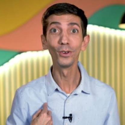 El narrador Granda ahora en el Perú vs Ecuador:

“Peinado horroroso de Preciado”

Sus taras me hicieron recordar a la película #PeloMalo y a la canción de Victoria Santa Cruz.