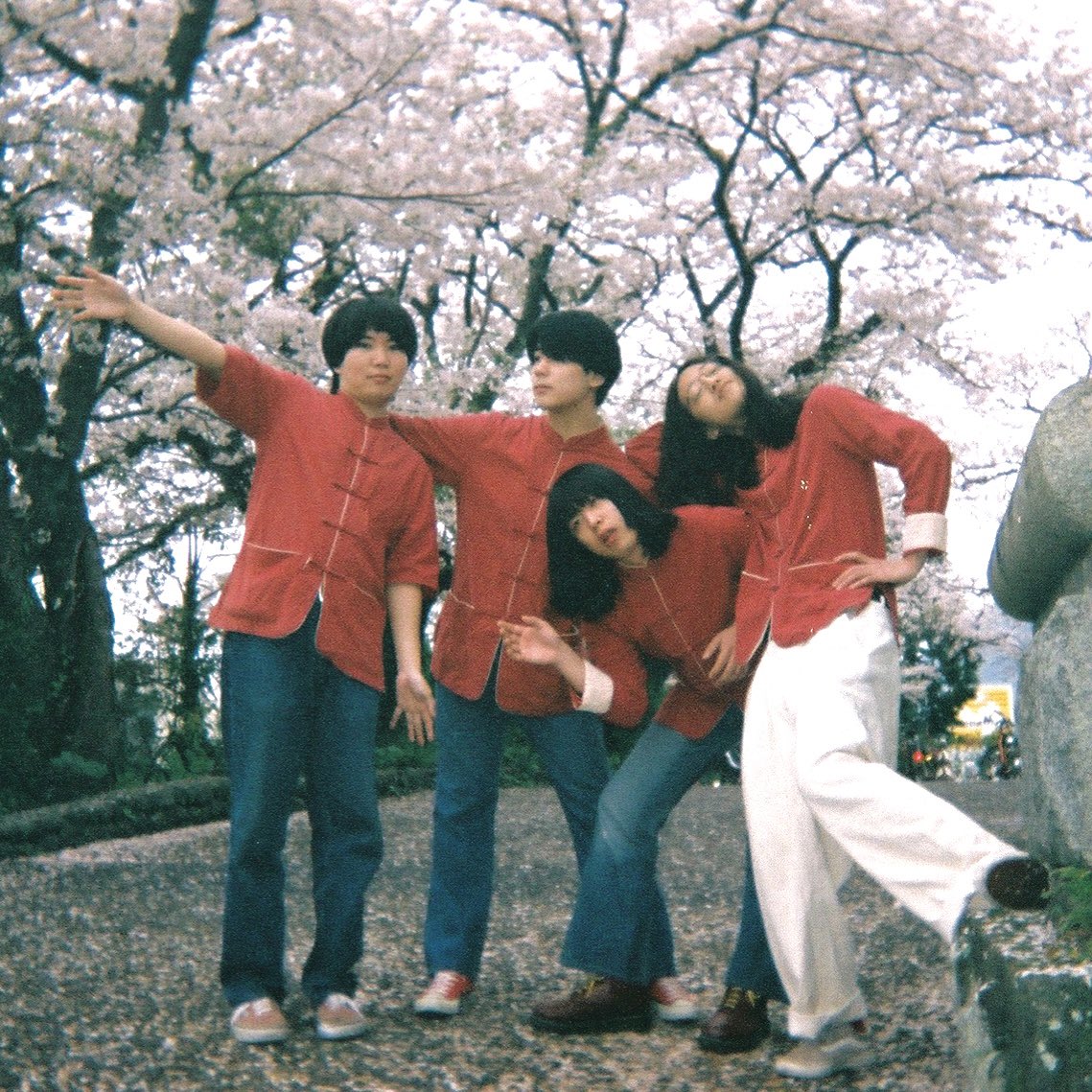 【THE HOLDENS <a href="/HOLDENS_/">THE HOLDENS</a>】
本日！1stアルバム『RAIMUGI』LPレコード発売日です！ご購入は↓
newfolkjp.stores.jp/items/67da3c10…

今週末6/14(土)は福岡・ライブハウス秘密にてフー・ドゥ・ユー・ラブとの合同レコ発！Bellbottom From 80`sとのスリーマン
です！お待ちしてます！
🎫
tiget.net/events/386592