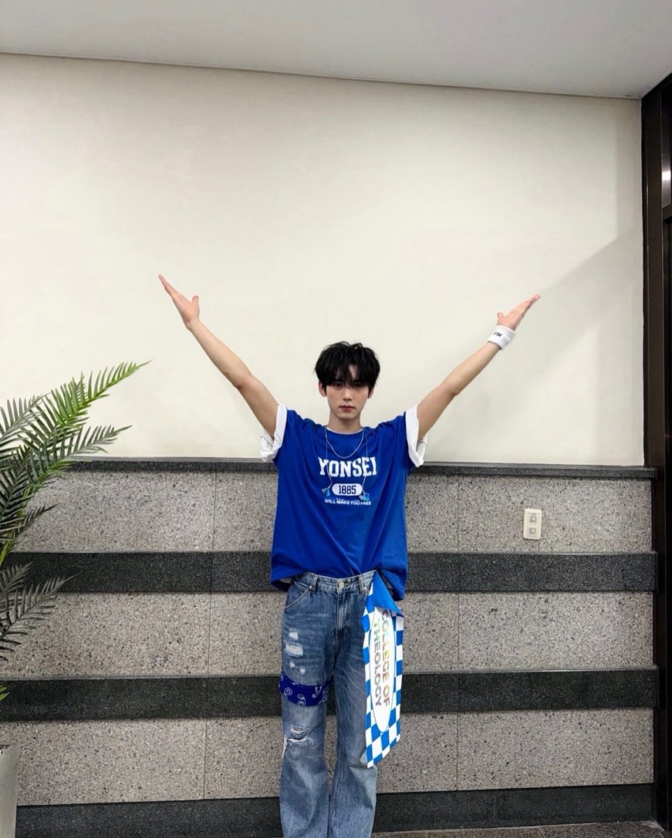 Another day, another blue shirt moment. Not sure if it’s the color or the confidence, but we’re thriving.