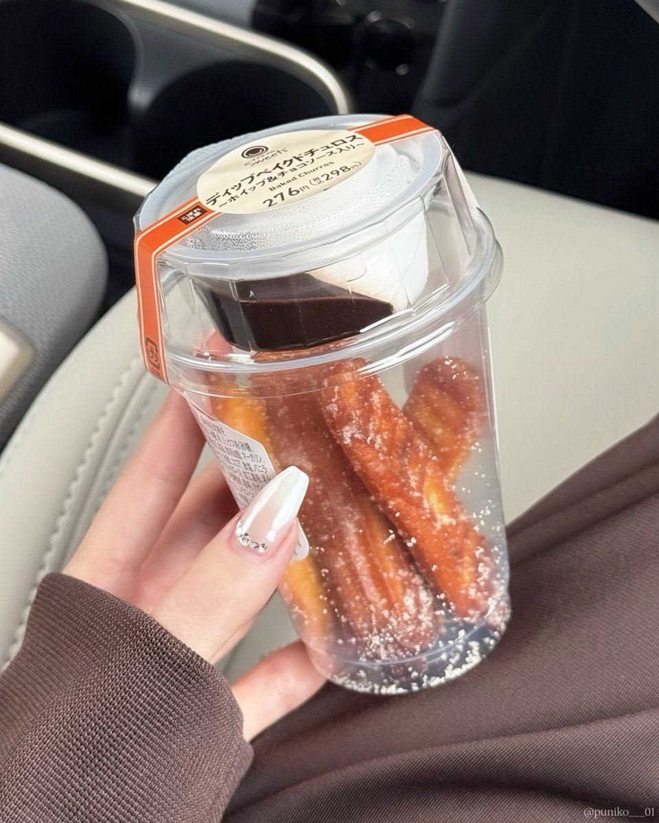 puniko___01's tweet photo. ファミマでホイップ＆チョコソースのディップチュロス買えんの助かる〜〜〜〜〜〜ᐢ ; ˙̫ ; ᐢ https://t.co/NiYto1c4OD
