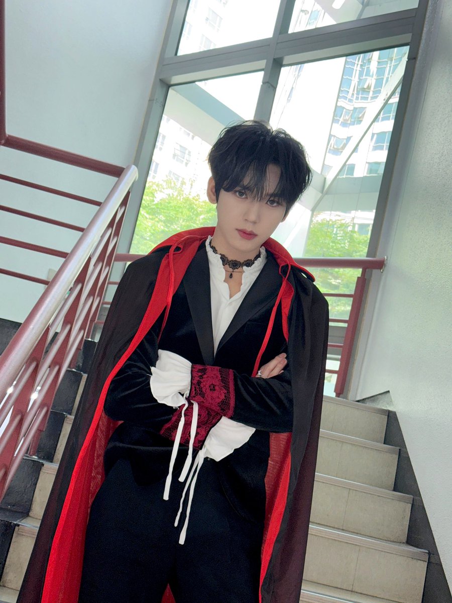 To meet the approaching summer’—but I brought my own chill. Vampire Count Yujin doesn’t sweat; he drips coolness.