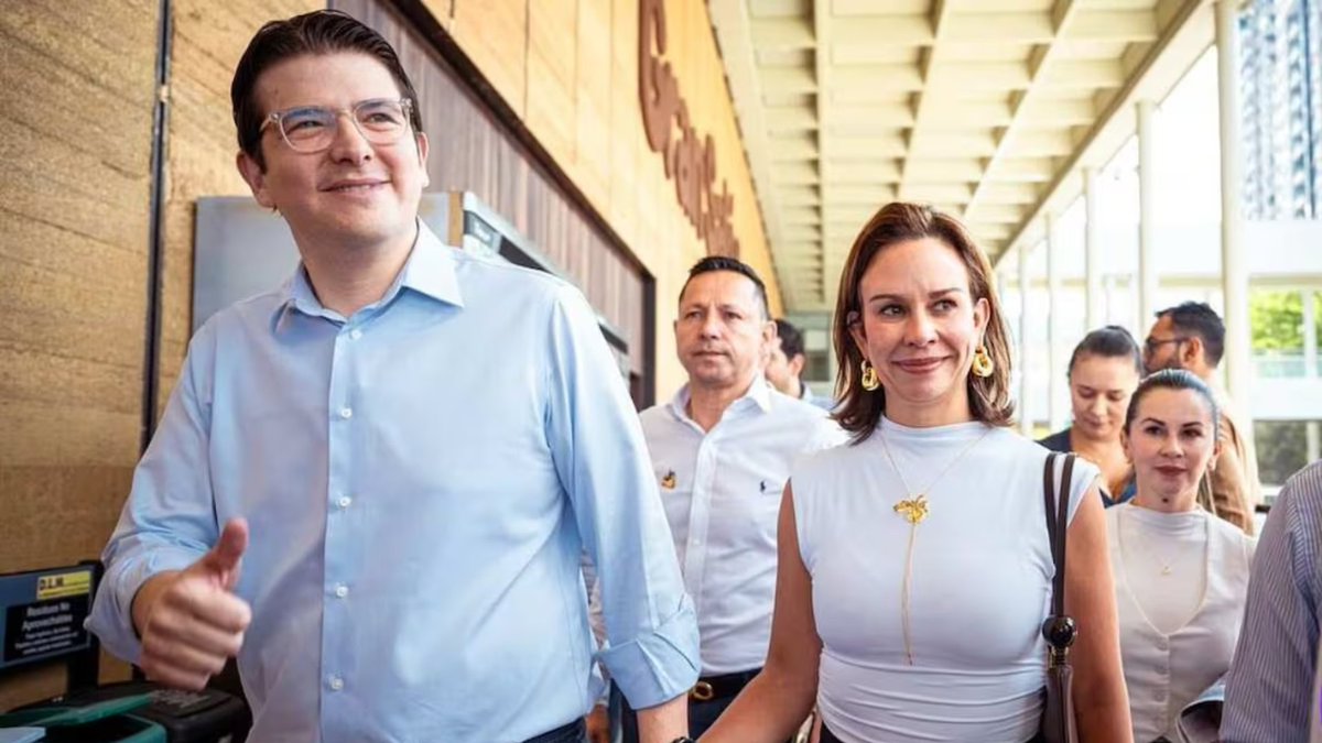 DarianysYegres's tweet image. Claudia Tarazona, esposa del senador colombiano y precandidato presidencial, Miguel Uribe Turbay, aseguró que el político, quien sufrió un atentado el pasado sábado #7junio, continúa batallando por su vida en la Fundación Santa Fe de Bogotá, donde está recibiendo atención médica.