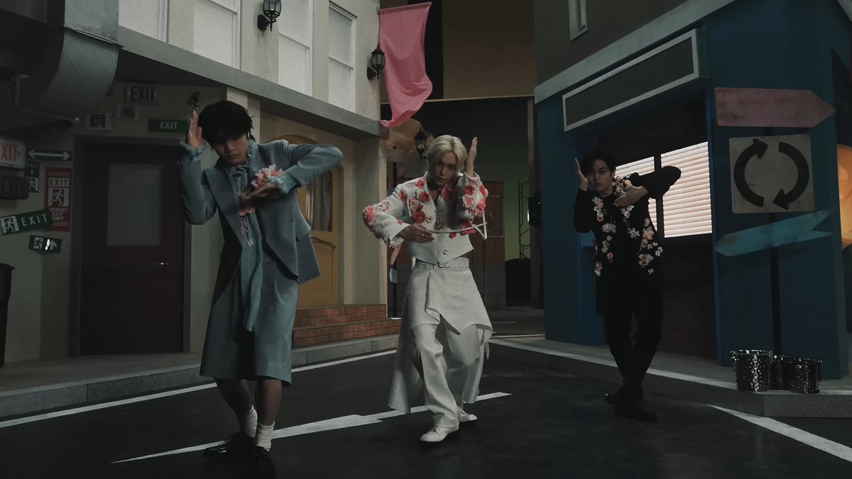 siempre amaré como skz puede sacar mil mv's pero ninguno tendrá el mismo visual, no te aburres viendolo y puedes sacar capturas al azar y todas son arte