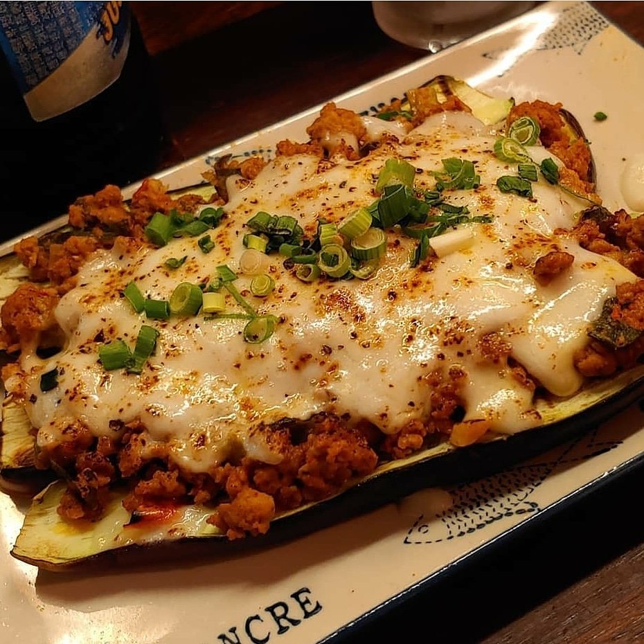 🍆 가지의 계절 🍆 
여름의 구운가지 고기치즈가 개시했습니다 👏 👏 
가지 시러🫨들의 입맛을 바꿔놓은 
구운가지고기치즈 드시러 오세용!
구운가지의 채즙과 양념고기의 조화가 어우러져
마치 피-자를 먹는 듯 가지의 맛에 놀라게 되실거예요 🥰