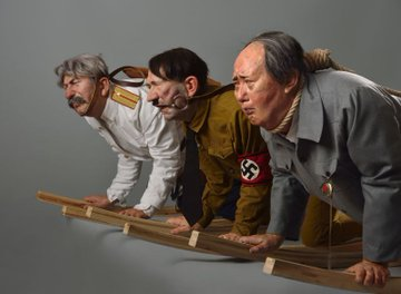 dudiaohan1's tweet photo. 在纽约一个大学生的艺术展上，有一件回顾性的抽象作品《二十世纪大屠杀》，其一份统计表，记录了四十三次大屠杀主使人及死亡人数。毛泽东排名第一，杀人数量四千九百万人（实际上超过八千万人）。

图：捷克2016年”杀人魔王艺术展“上的艺术品，四人分别为： 毛泽东、斯大林、希特勒、金元帅 https://t.co/4zglY5IFmX