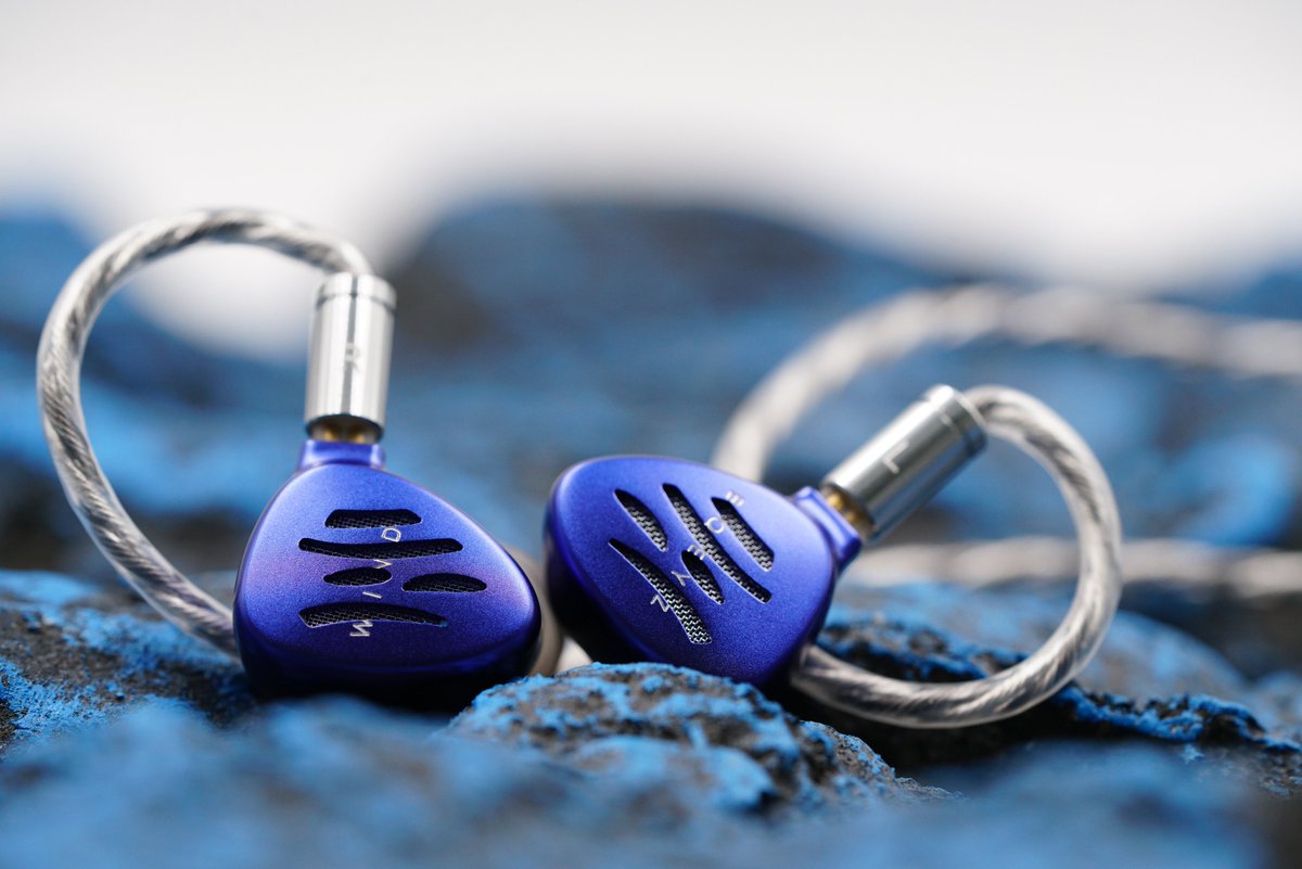 ✌︎︎• ◡•𝕪𝕖🥂 ⁾⁾

独自開発のコイル式中低域派骨伝導ユニットを採用したハイブリッド構成

一音一音の粒だちがとても良くてキラキラとしつつも、刺さり感は一切なし。かなり広めで、縦にも横にも広く、そして音の奥行きに対する解像度感がとても高いです。

#BQEYZ
#Wind