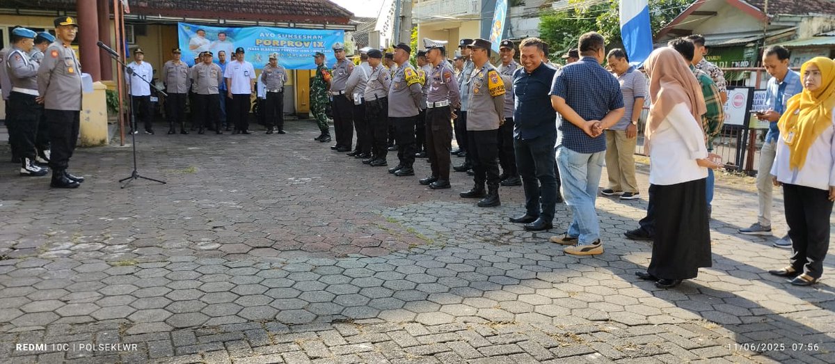 Apel gabungan di pimpin Kapolsek Lowokwaru Malang Kota Kompol Anang tri hananta ..
Antara petugas kepolisian , Koramil dan kelurahan di pertemukan dalam satu kegiatan rutin dengan tujuan menyamakan persepsi dalam pelayanan kepada masyarakat.