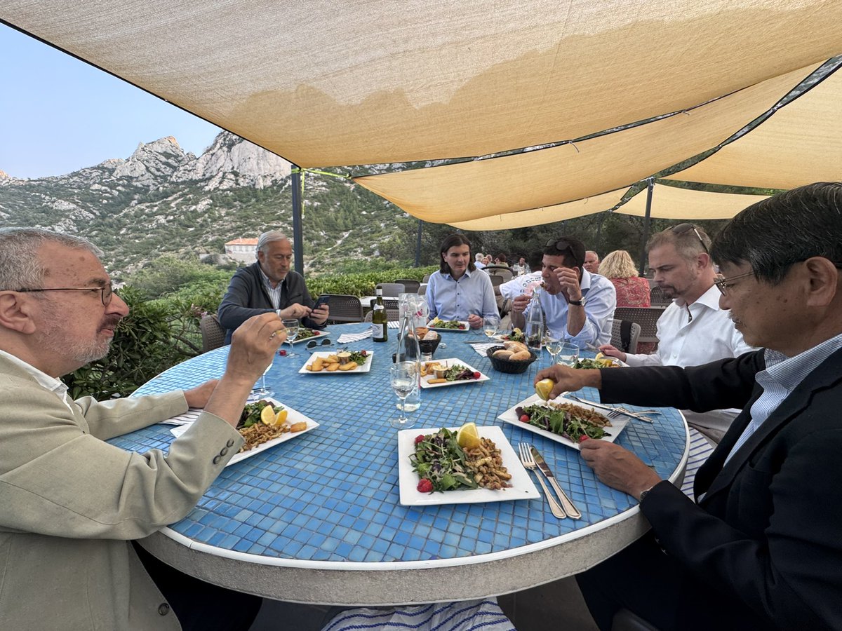 SHorisawa21's tweet image. Shared an amazing dinner with amazing neurosurgeons in Sormiou, Marseille.Beautiful view, fresh seafood, perfect evening.
マルセイユにある地中海に突き出す狭く美しい石灰岩の入り江カランク・ド・ソルミウ
#Sormiou #Marseille #neurosurgery #NobleArtOfLesioning
