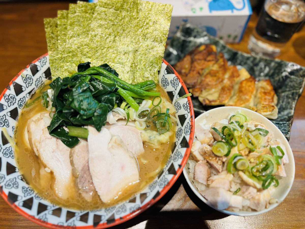 いんなみ家さん🍜
上大岡🚃

DXラーメン 🍜
ギョウザ🥟
チャーシュー丼🍚
注文👆🩷

オープン日に行った投稿なので
安定の時差🕐笑
めちゃ美味しかった🥰🥰

明日はいんなみ家さんで
間借り居酒屋営業🈺🏮
予約頂き満席ありがとうございます🙇‍♀️
毎月第二木曜日やりますので
よろしくお願いします💛