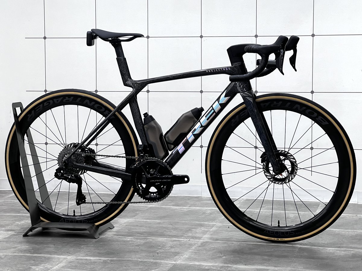 TREKBicycle_JP's tweet image. 【トレック大阪本町】

お客様の夢の一台【Project One／ICON / Crystalline - Prismatic】。光の当たり方でカラーデザインと相まって息を飲むような煌めきを見せます。
MADONE SLRは性能と芸術の融合でもあります。

＃TREK #ProjectOne #Madone