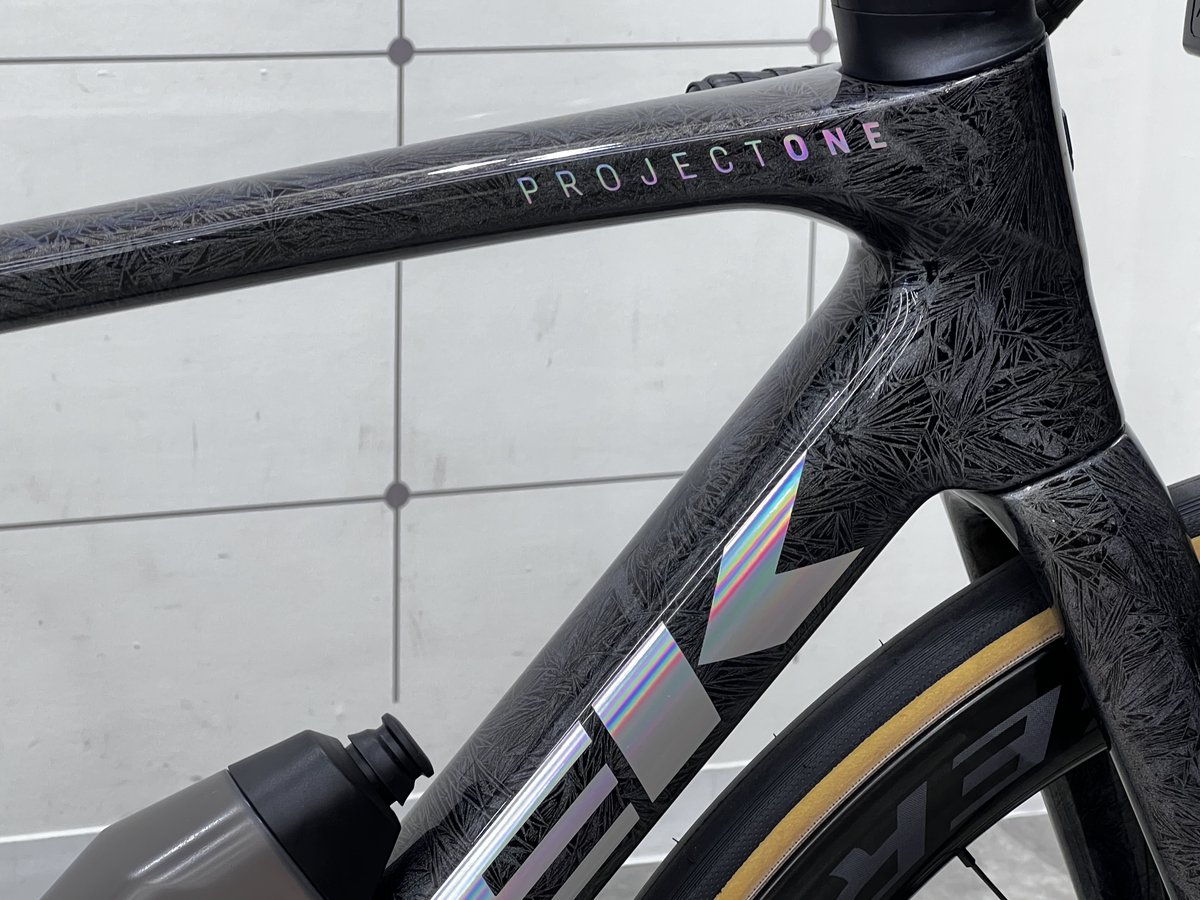 TREKBicycle_JP's tweet image. 【トレック大阪本町】

お客様の夢の一台【Project One／ICON / Crystalline - Prismatic】。光の当たり方でカラーデザインと相まって息を飲むような煌めきを見せます。
MADONE SLRは性能と芸術の融合でもあります。

＃TREK #ProjectOne #Madone
