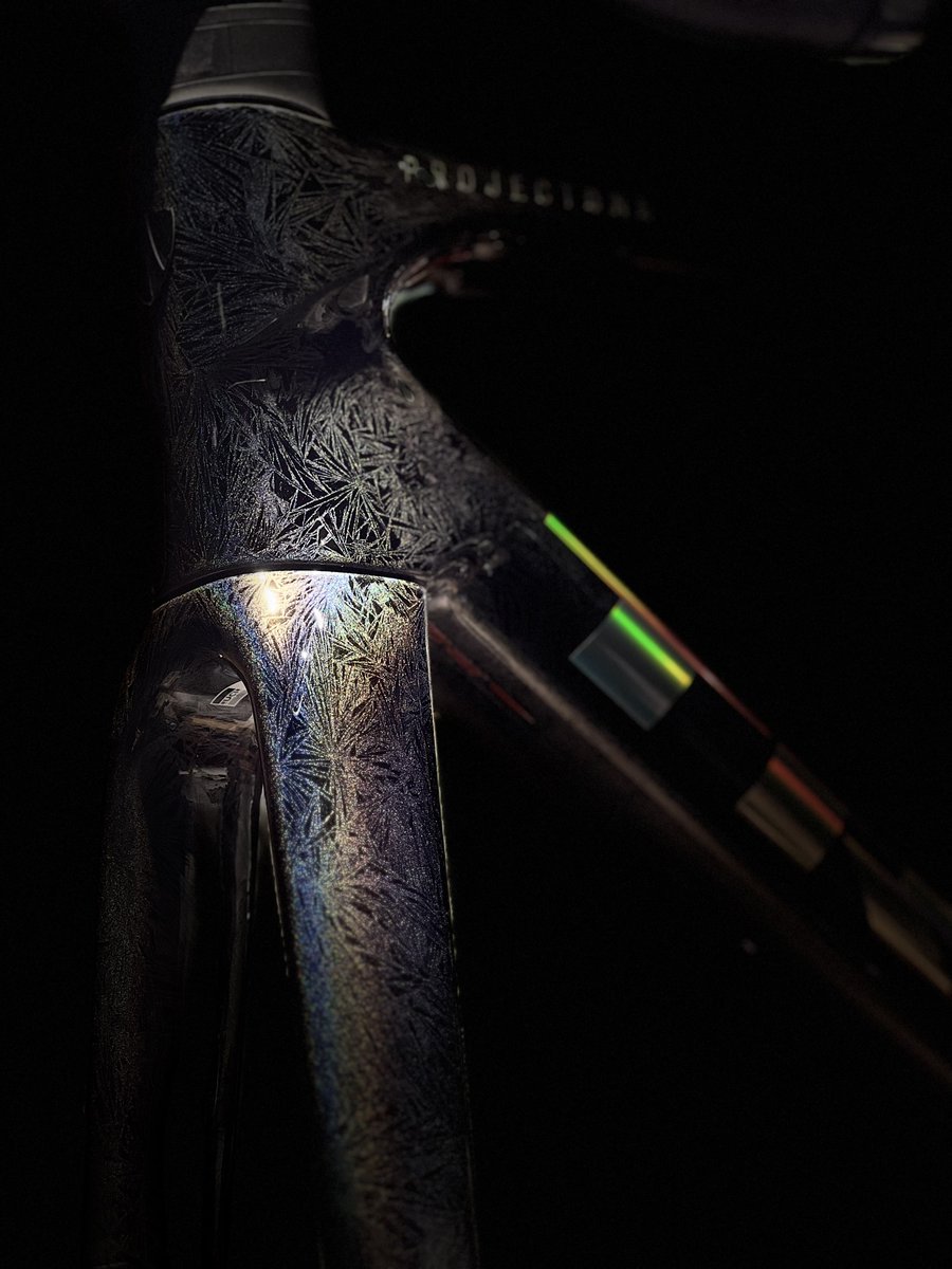 TREKBicycle_JP's tweet image. 【トレック大阪本町】

お客様の夢の一台【Project One／ICON / Crystalline - Prismatic】。光の当たり方でカラーデザインと相まって息を飲むような煌めきを見せます。
MADONE SLRは性能と芸術の融合でもあります。

＃TREK #ProjectOne #Madone