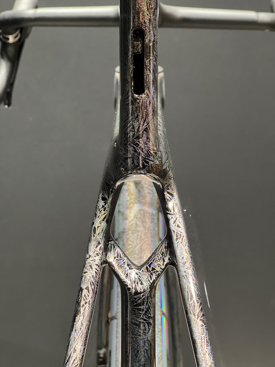 TREKBicycle_JP's tweet image. 【トレック大阪本町】

お客様の夢の一台【Project One／ICON / Crystalline - Prismatic】。光の当たり方でカラーデザインと相まって息を飲むような煌めきを見せます。
MADONE SLRは性能と芸術の融合でもあります。

＃TREK #ProjectOne #Madone