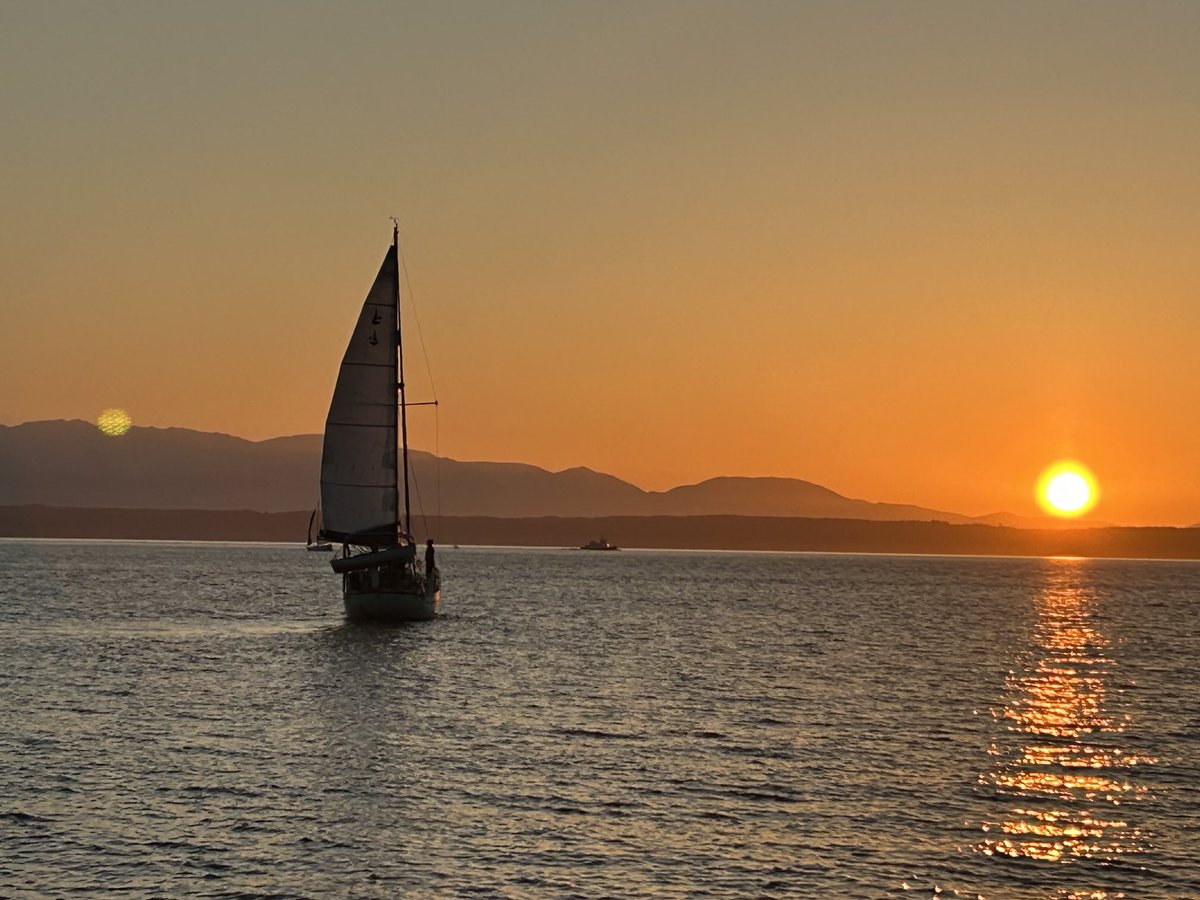 Golden Gardens, with my bride.

Damn, #Seattle in summer is just unmatched.