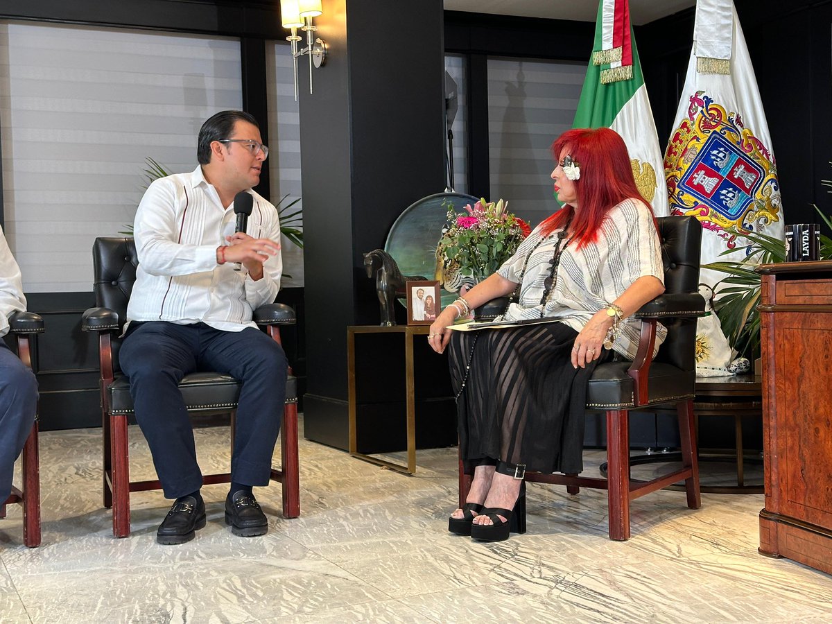 Juan_Pedro_AV's tweet photo. Hoy tuve el honor de estar presente nuevamente en el Martes del Jaguar, acompañando a la Gobernadora @LaydaSansores , en un espacio donde reafirmamos el valor de la libertad de expresión como un pilar fundamental de nuestra democracia.

Durante nuestra participación, conversamos sobre la importancia de ejercer ese derecho con responsabilidad y de no confundir la libertad de expresión con mensajes que, bajo su escudo, buscan dividir, polarizar o incitar al odio.

Vivimos en una era en la que estamos expuestos a una gran cantidad de información todos los días. Por eso, exhorto a toda la ciudadanía a reflexionar sobre el contenido que consumimos y compartimos, y a preguntarnos siempre si ese contenido construye, informa y une.