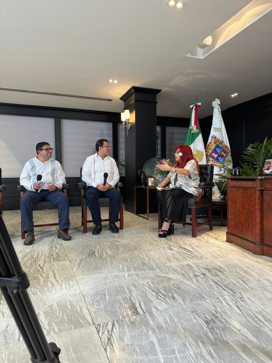 Juan_Pedro_AV's tweet photo. Hoy tuve el honor de estar presente nuevamente en el Martes del Jaguar, acompañando a la Gobernadora @LaydaSansores , en un espacio donde reafirmamos el valor de la libertad de expresión como un pilar fundamental de nuestra democracia.

Durante nuestra participación, conversamos sobre la importancia de ejercer ese derecho con responsabilidad y de no confundir la libertad de expresión con mensajes que, bajo su escudo, buscan dividir, polarizar o incitar al odio.

Vivimos en una era en la que estamos expuestos a una gran cantidad de información todos los días. Por eso, exhorto a toda la ciudadanía a reflexionar sobre el contenido que consumimos y compartimos, y a preguntarnos siempre si ese contenido construye, informa y une.