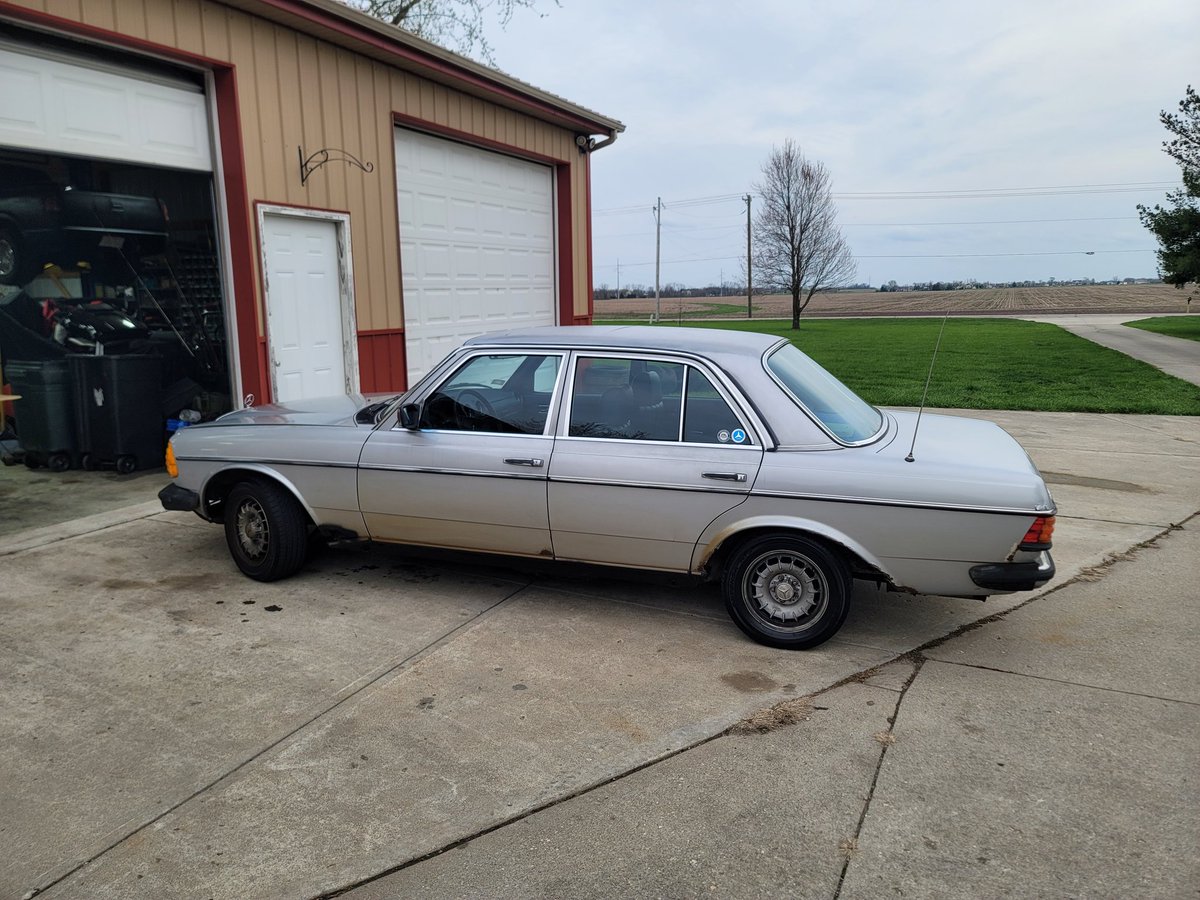 Xander_AWD's tweet photo. Unfortunately, I'm in a spot where if I don't sell some cars to gather up some money, I'm going to lose my mom's Bel Air. (Thanks Dad...)

Currently selling my E320 and 230E.

Those who know me know how much the Bel Air means to me.

DM if interested. <3 https://t.co/erl2beGwao