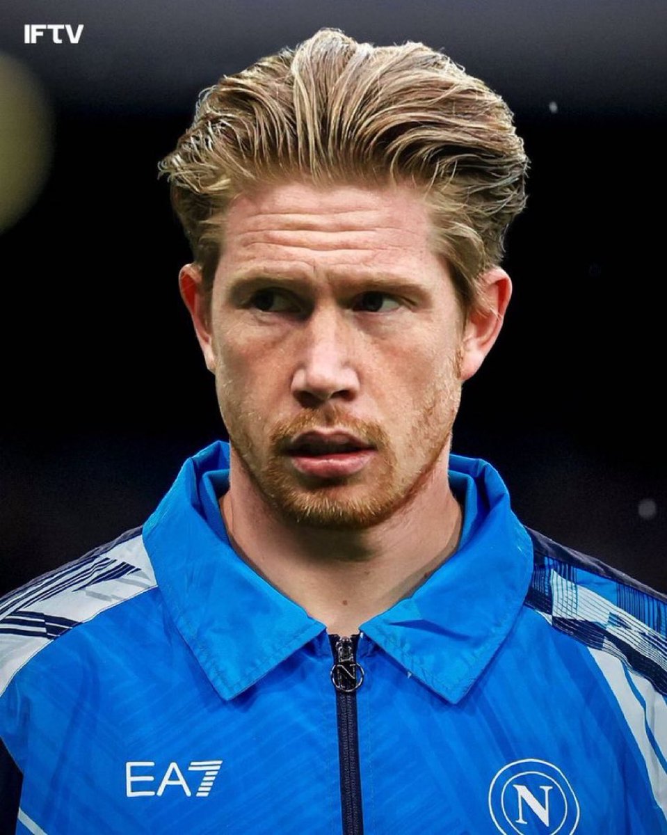 DiegoDeLucaX's tweet photo. Se vi avessero detto nel 2021 (c’era Gattuso in panchina) che in quattro anni il Napoli avrebbe vinto due Scudetti e che la maglia del quarto sarebbe stata indossata da De Bruyne? 
Ecco: stop pessimismo 🫵🏻 https://t.co/ylHgptpP58