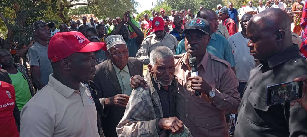 HecheJohn's tweet photo. Tukiwa Igunga wakati wananchi wanachangia tone tone, pamoja watu kuwa wengi wanasukumana mwishoni alikuja mzee mmoja wa umri mkubwa ambae kwa makadirio ana miaka 90+.

Huyu mzee akatoa sh 2,000 ambayo alikua ameifunga kwenye karatasi na ilikua pesa pekee.

Tukio hili liligusa sana hisia zangu maana ukimuona yule mzee ni kama alitoa kila kitu alichokuwa nacho.

Najua kuna wengi na mama mwingine pia alitoa hivyo tukiwa Serengeti.

Kisa hiki nakifananisha na ule mfano wa yesu kwenye biblia akimzungumzia mama alietoa kila kitu.

Huyu mzee alinigusa sana ikabidi nimpe sh 100,000.

Tunawashukuru sana Watanzania kwa jinsi mnavyojitolea kupigania mabadiliko.

Asanteni sana wote.

#NoReformsNoElection