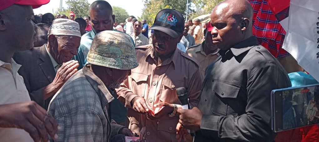 Tukiwa Igunga wakati wananchi wanachangia tone tone, pamoja watu kuwa wengi wanasukumana mwishoni alikuja mzee mmoja wa umri mkubwa ambae kwa makadirio ana miaka 90+.

Huyu mzee akatoa sh 2,000 ambayo alikua ameifunga kwenye karatasi na ilikua pesa pekee.

Tukio hili liligusa