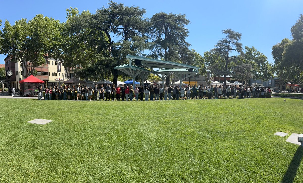 Worldwide_Cares's tweet image. Successful trip to the Concord Farmers' Market at Todos Santos Plaza with @HolbrookMDUSD @EdmsToros @OakGroveMS #SummerCARES #ExpandedLearning