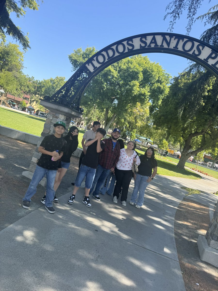 Worldwide_Cares's tweet image. Successful trip to the Concord Farmers' Market at Todos Santos Plaza with @HolbrookMDUSD @EdmsToros @OakGroveMS #SummerCARES #ExpandedLearning