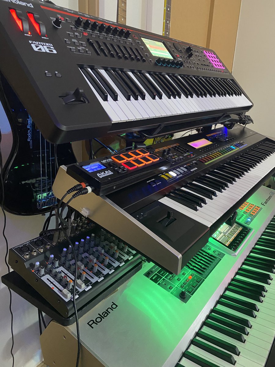 manmarukuroneco's tweet photo. あはー、嫁さまのライブ用サブ鍵盤🎹

折角の買い足しならroland 以外の音が欲しいなとYAMAHA MODX6+を買いに行ったんだけど、店員さんにレクチャー受けながら悩んだ末、結果fantom06に。

音はmodx6+素晴らしいんだけど、自分らのライブ使用考えると音色切り替えに難ありかなと😰

#roland
#fantom06 https://t.co/xrnNZD4A4b
