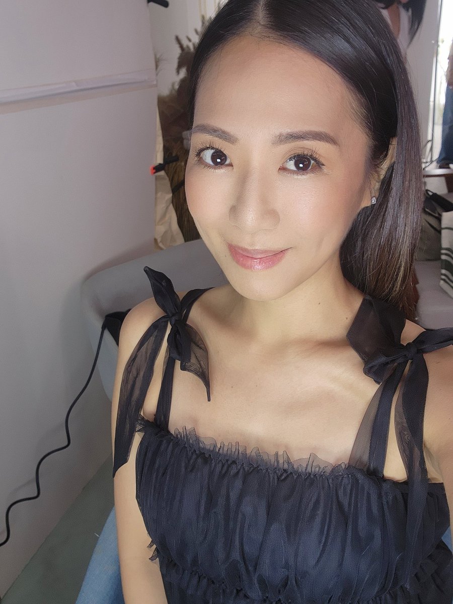 撮影終わり！アダムスファミリーのモーティシアみたいな仕上がり（好き🥺）で小学校へ…どうしよ、めちゃ気合い入ってるみたいになってない？笑
何も食べてなくて血糖値がやばたん。
やっぱり撮影は楽しいなぁ❤️たくさんの人と作り上げる感じがたまらん。
メイクさんにお肌褒められて上機嫌なわらわ😍