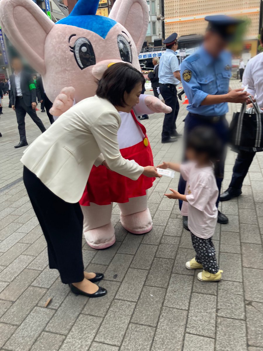 minato_chiiki's tweet photo. 🚨痴漢事犯対策強化キャンペーン🚨
6/9(月) SL広場にて、『痴漢事犯対策強化キャンペーン』が開催されました!!👮
警視庁の防犯アプリ「#DigiPolice」の紹介やウェットティッシュを配布し、啓発を行いました📢📢
「#DigiPolice」には痴漢撃退機能も搭載されています🚓ご活用ください!! https://t.co/MsWIqKVKUG
