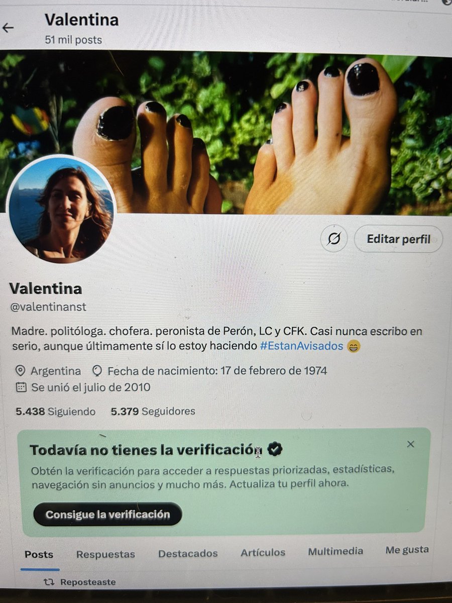 valentinanst's tweet photo. Lo que me está acosando ailon para que le garpe el verificado ya llegó al punto de meterme un banner de notificación el tuiter de la compu. #MilDis pero no pienso gastar ni medio dólar en nada en este momento #Sorry https://t.co/1pPl79IIov