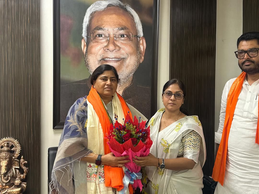 आज मेरे पटना स्थित आवास पर बिहार राज्य खाद्य आयोग के नवनियुक्त अध्यक्ष श्री प्रह्लाद सरकार जी एवं अन्य सम्मानित सदस्यों ने शिष्टाचार भेंट की। इस दौरान उनके इस दायित्व के लिए हार्दिक शुभकामनाएँ दी।

इस अवसर पर हमने राज्य में खाद्य सुरक्षा और जन कल्याण से जुड़े मुद्दों पर सकारात्मक