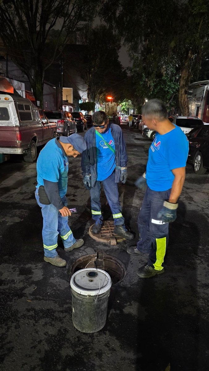 HidalgoVecino's tweet photo. Vino el 6to Vactor (gracias) pero el problema sigue. De acuerdo a lo que comenta el prsnal. se debe sondear al otro sentido del pozo de Lago Mayor 62, osea hacia Lago Garda. Lo iban a hacer pero ya no traían agua. Su apoyo urgente por favor @mauriciotabe @OlaMHmx @AtencionBMH https://t.co/VnoeG3PFAN