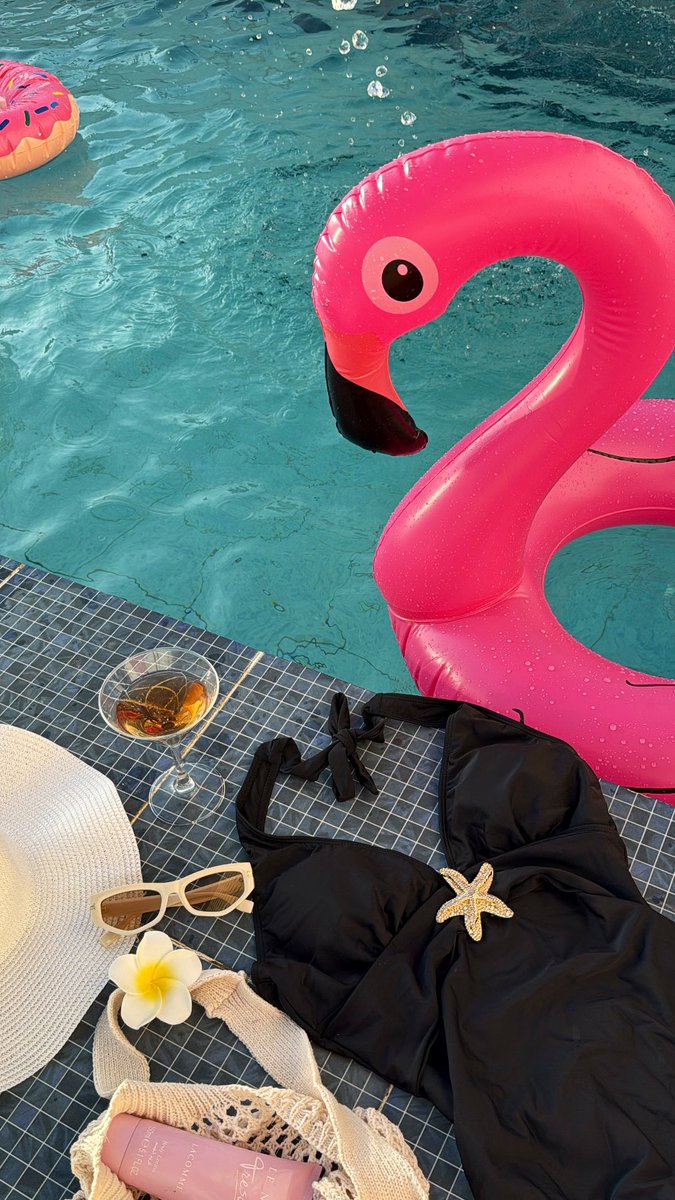 Summer vibes 🌺🍸🌊🌻