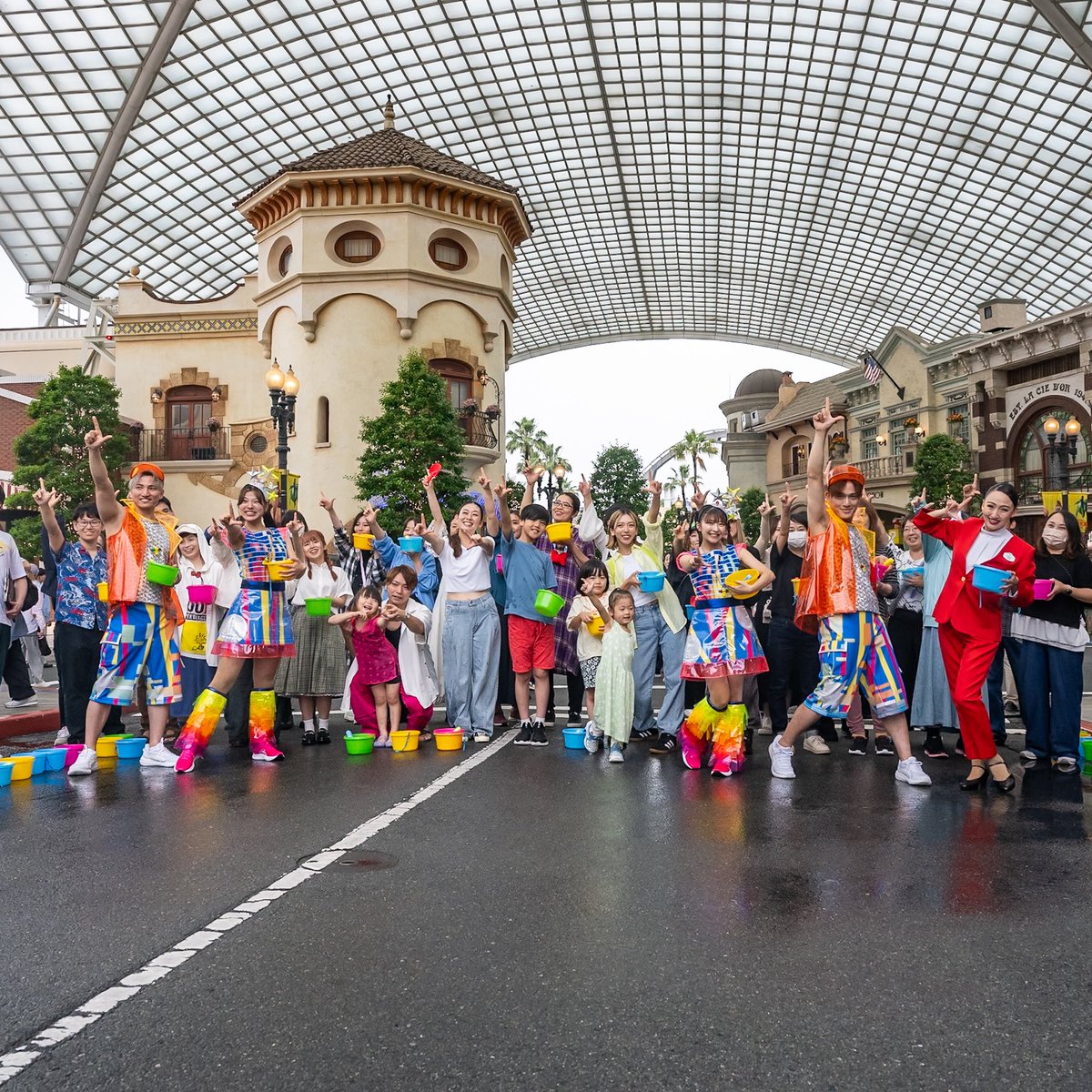 DtimesDeparture's tweet photo. 【 #USJ 】熱中症ゼロへ！
ユニバーサル・スタジオ・ジャパン「熱中症予防セミナー」初開催
夏の装いに身を包んだエンターテイナーたちとともに「打ち水体験」で一足早い涼を満喫☆
詳細→https://t.co/hFP8n98r9L https://t.co/eBkH0WTpx6