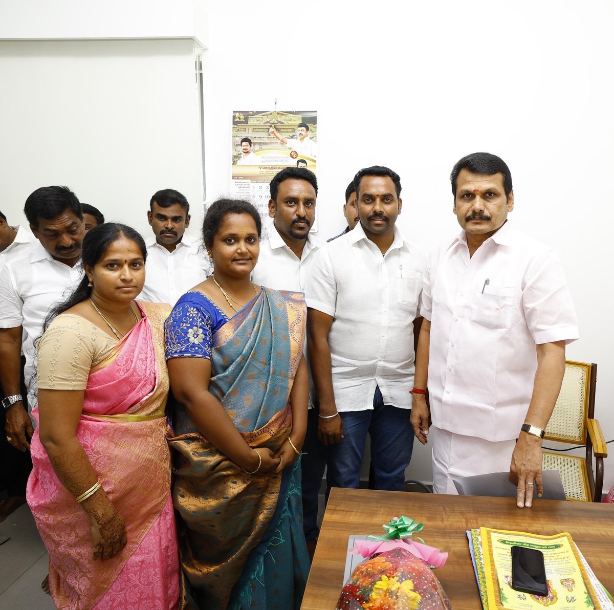 PhoenixGopi's tweet photo. எங்கள் இல்ல விழாவின் அழைப்பிதழை கரூரின் தலைமகனுக்கு வழங்கி மகிழ்ந்த போது....💝🖤❤️
@V_Senthilbalaji
#pubertyfunction https://t.co/zFhjb2lijY