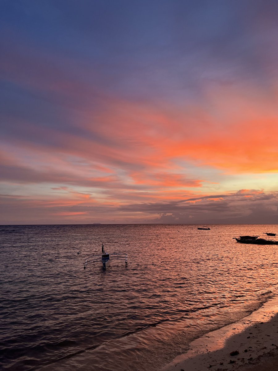kavilart's tweet photo. i already had the palette planned out but this sunset by the beach told me to push through with it https://t.co/OEbN3CBC4U