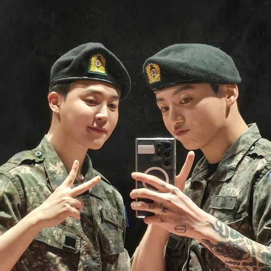 stopkookminpls's tweet photo. first selca                               latest selca https://t.co/DEqHw2XbV1