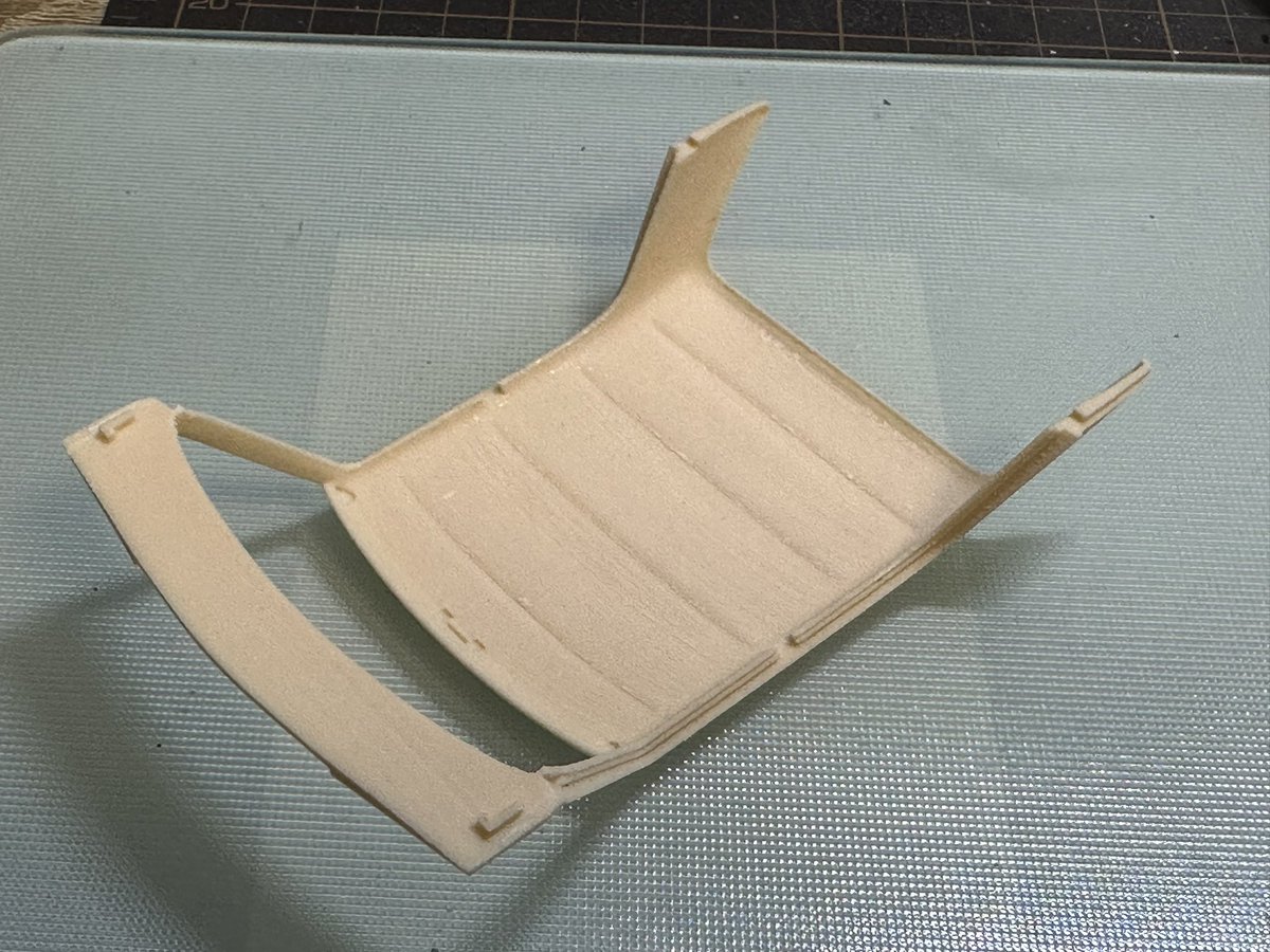 conifer_cone's tweet image. Plymouth Valiant 1971 ルーフ部品
サポート外した。裏面(サポートに接している面)もそこそこ使える造形にできるところが光造形と違っていいところ
#qholia #blender