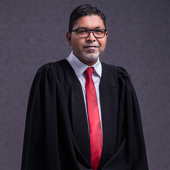 ހައިކޯޓުގެ ކުރީގެ ފަނޑިޔާރު ޢަބްދުﷲ ޙަމީދު އަދި ހައިކޯޓުގެ ފަނޑިޔާރު، މުޙައްމަދު ސަލީމް، ސުޕްރީމް ކޯޓުގެ ފަނޑިޔާރުކަމުގެ މަގާމަށް އައްޔަން ކުރަން ފެންނަ ކަމަށް ރައްޔިތުންގެ މަޖިލީހުން މިއަދު ފާސްކުރައްވާފައިވާތީ، އެ ދެ ފަނޑިޔާރުންނަށް ހޫނު މަރުހަބާއެއް ދަންނަވަން