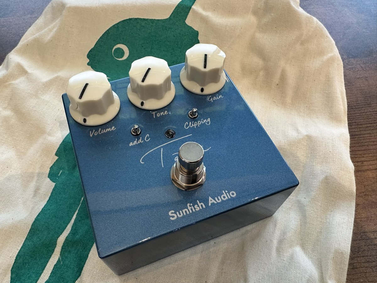 XTsunashima's tweet image. サンフィッシュオーディオさんのキャラクター、まんぼうマンのプリントされたトーンバックが付いてきます🐟
人気オーバードライブTaraは在庫ラスト1台です。

Sunfish Audio Overdrive Tara  【増崎孝司氏プロデュース】（新品/送料無料） @digimartnet digimart.net/cat13/shop5367… #楽器検索デジマート