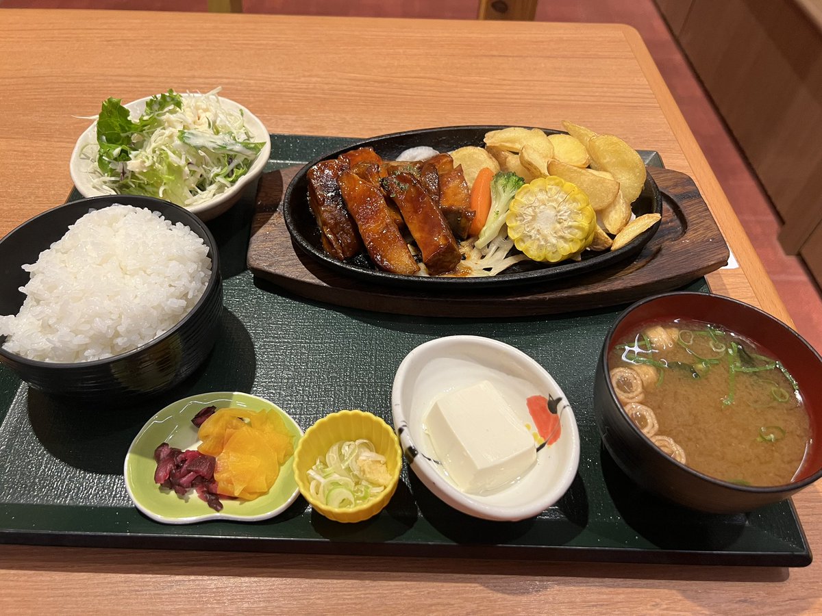 tuuchan6's tweet photo. 岩盤浴♨️が私のリフレッシュ！

そして、汗かいたらついガッツリ食べたくなる🤤
食べ過ぎやなぁ... https://t.co/fNGLWgqFdI