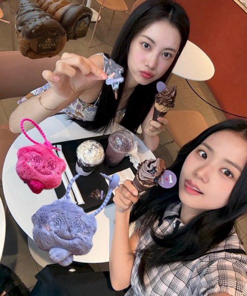 지수♡ tweet media
