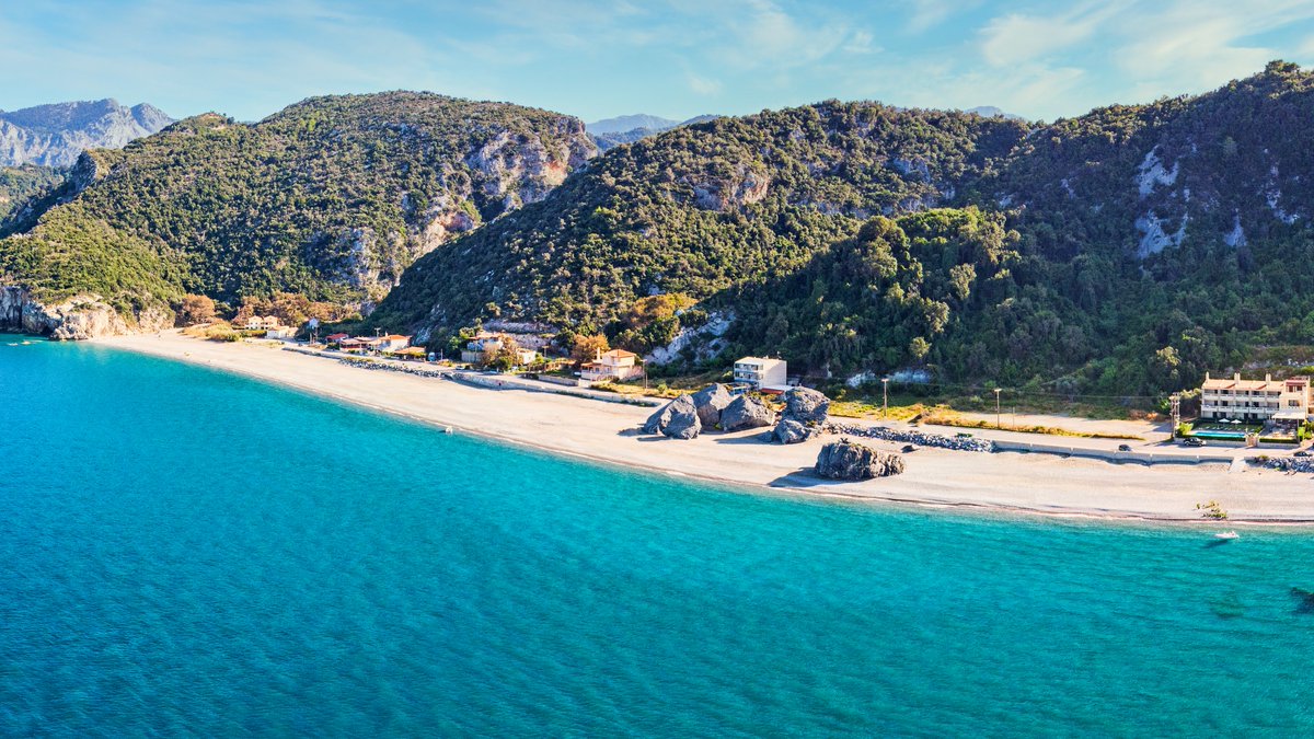 Pack your bags, beach aficionados! 💙 
Did you know that #Greece unfurled 623 Blue Flags across its breathtaking coasts in 2025, making it a piece of paradise closer than you'd imagine? 

🏖 Want more details? Dive in: visitgreece.gr/blog/visit-gre…

#VisitGreece #blueflags2025