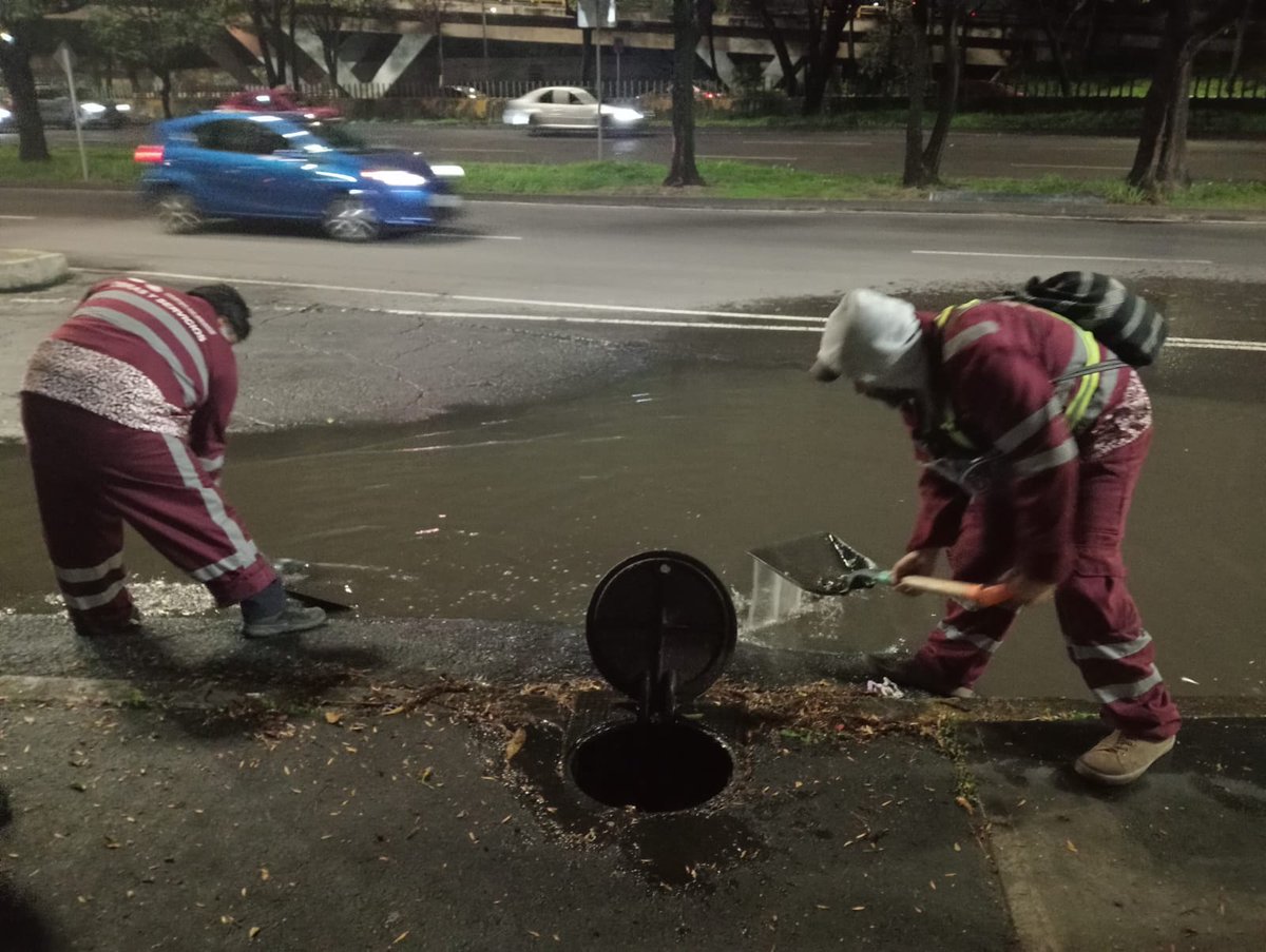 SOBSECDMX's tweet image. Como parte del Operativo #Tlaloque puesto en marcha por la jefa de Gobierno, @ClaraBrugadaM, personal del Programa de Atención a Lluvias de #SOBSE realizó limpieza de coladeras y barrido rústico en Ejército Nacional, de Lomas de Sotelo a Río San Joaquín, alcaldía Miguel Hidalgo,
