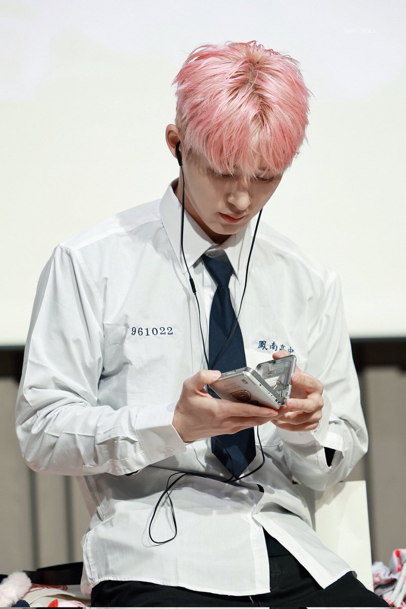 tbvhanbin's tweet photo. he's truly born to be a campus heartthrob LOOK AT HIM https://t.co/dW6Set9J9s
