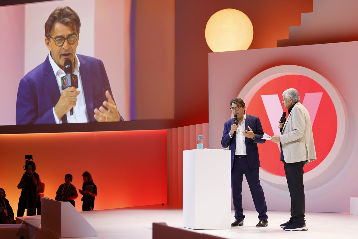 "We want to promote AI technology to make sure that we can prevent car accidents. Half of people who die on the road are children."- Yannick Alleno <a href="/Chef_YAlleno/">Yannick Alléno</a>, Chef, live at #VivaTech on his Antoine Alléno Association 🚗
 Join the movement!