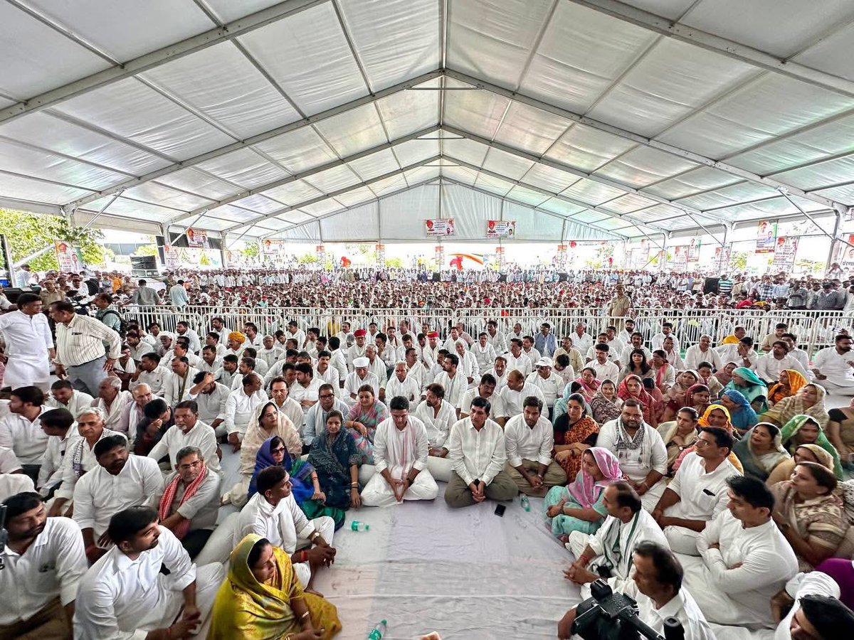 आज भण्डाना, दौसा में किसान मसीहा, पूर्व केन्द्रीय मंत्री स्व. श्री राजेश पायलट जी की 25वीं पुण्यतिथि पर आयोजित “प्रेरणा दिवस” पर प्रार्थना सभा में शामिल होकर श्रद्धासुमन अर्पित किए। 

#राजेश_पायलट_अमर_रहे
@sachinpilot