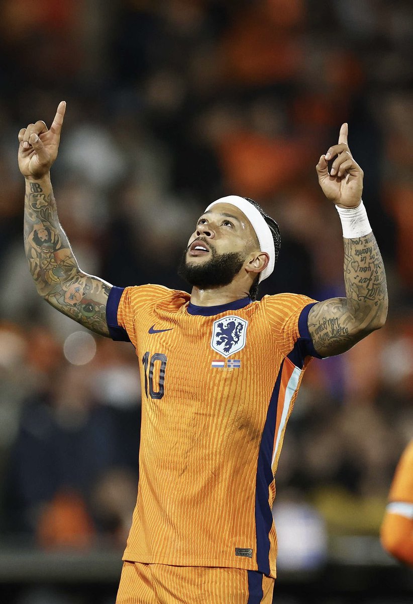 MarcoKapteijns's tweet image. Memphis Depay heeft meer voor de KNVB betekend dan Johan Cruijff maar wordt telkens bekritiseerd. Wanneer Memphis een haarband draagt zet hij zich neer als een speciaal persoon binnen de groep. Wanneer Cruijff als enige met 2 strepen op de mouw speelt inplaats van 3 is dit uniek
