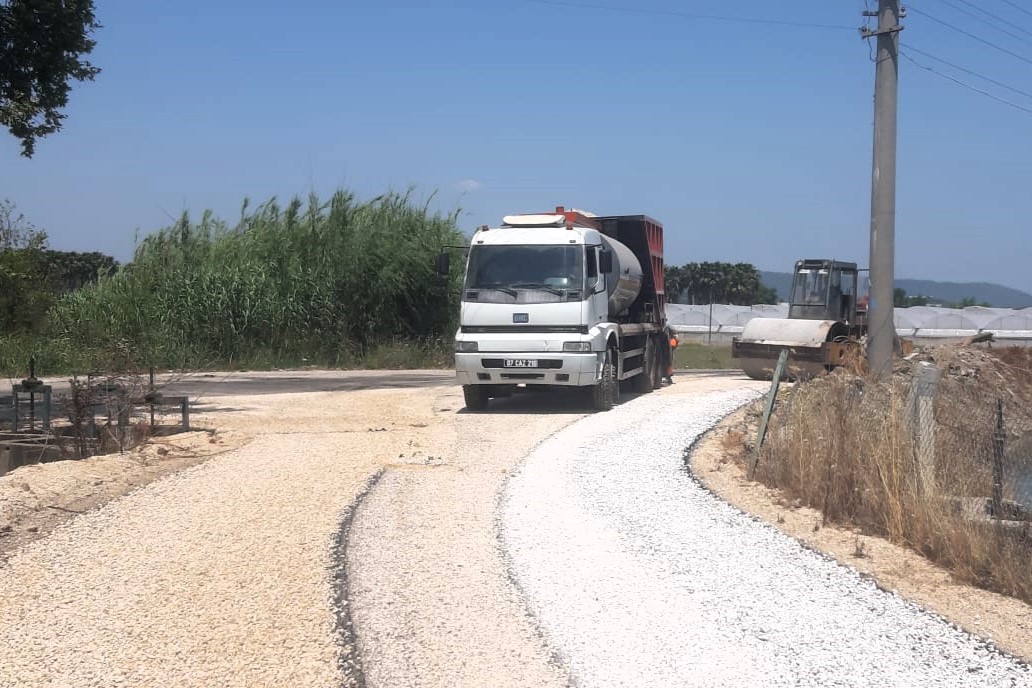 Fen İşleri Müdürlüğü ekiplerimiz tarafından Pınarcık Mahallemizde yürütülen sathi asfalt çalışmaları hızla devam etmektedir. 🚧👷‍♂️